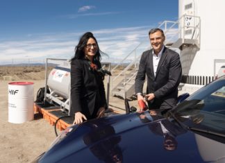 Porsche opens eFuels pilot plant in Chile Barbara Frenkel, Member of the Executive Board for Procurement at Porsche AG, and Michael Steiner, Member of the Executive Board for Development and Research at Porsche AG, fuel a Porsche 911.