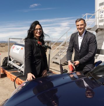 Porsche opens eFuels pilot plant in Chile Barbara Frenkel, Member of the Executive Board for Procurement at Porsche AG, and Michael Steiner, Member of the Executive Board for Development and Research at Porsche AG, fuel a Porsche 911.