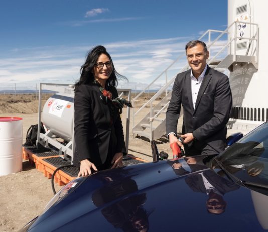 Porsche opens eFuels pilot plant in Chile Barbara Frenkel, Member of the Executive Board for Procurement at Porsche AG, and Michael Steiner, Member of the Executive Board for Development and Research at Porsche AG, fuel a Porsche 911.