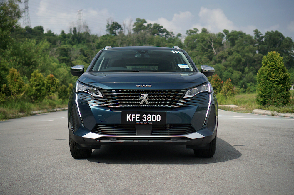 PEUGEOT 5008 front view with grille and headlights