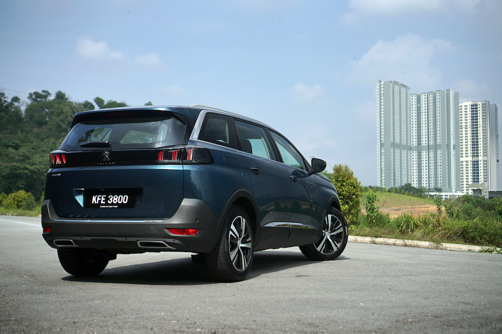 PEUGEOT 5008 has rear lights with a design inspired by a lion's claw.